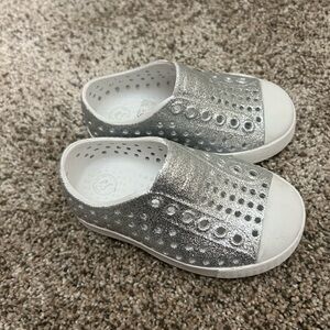 Native size 5 glitter sparkle • barely worn